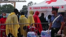 Messina, sbarcati i 182 migranti della Ocean Viking
