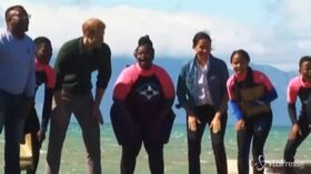 Città del Capo, Harry e Meghan incontrano un’associazione di surf therapy