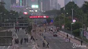 Indonesia: rivolte anche a Giacarta, la polizia usa gas lacrimogeni