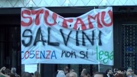 Salvini a Cosenza, pesante la contestazione con cortei e striscioni