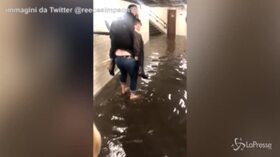 Metro allagata a Londra: passeggeri a piedi nudi nell’acqua