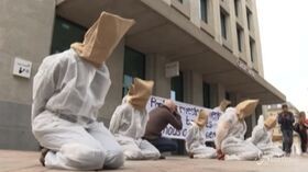 Clima, attivisti protestano davanti a Credit Suisse per i finanziamenti all’energia fossile