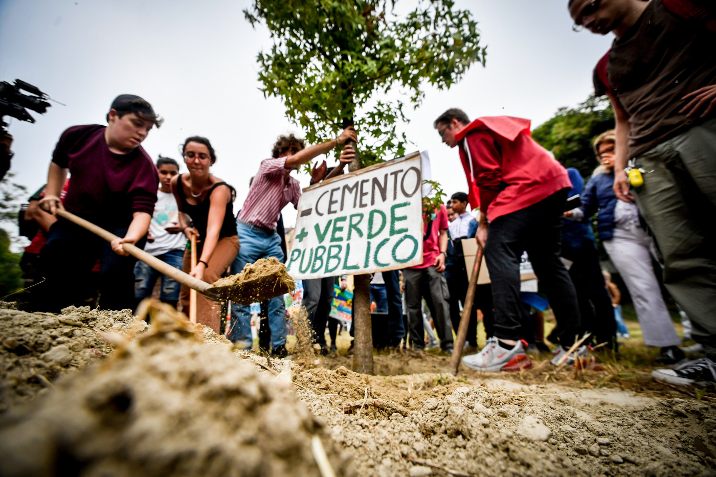 L’Italia giovane che difende il pianeta: le foto del milione di studenti in piazza