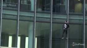 “Spider man” francese scala senza permesso un grattacielo a Francoforte