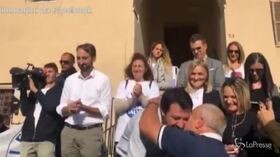 Salvini in comizio bacia Luigi ex comunista passato alla Lega ma si indigna quando rivela:”Sono interista”