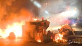 Guerriglia urbana a Hong Kong: duri scontri tra polizia e manifestanti