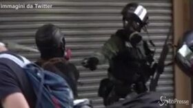 Manifestante colpito ad Hong Kong: il momento dello sparo