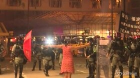 Hong Kong, la manifestante sfida la polizia