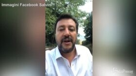 Via crocifisso da scuola, Salvini: “Fioramonti è ministro da centro sociale”