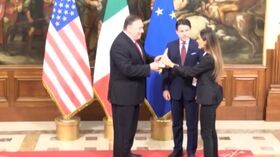 Dazi, un pezzo di parmigiano per Pompeo: a Palazzo Chigi il blitz di una “Iena” che irrita Conte