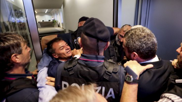 Roma, Stefano Fassina ferito durante una protesta alla sede di Metropolitane
