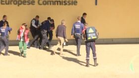 Bruxelles, cerca di darsi fuoco davanti a sede Commissione europea: bloccato da polizia