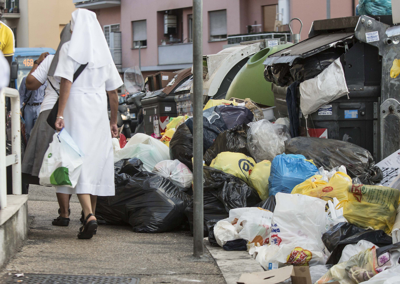 Emergenza sanitaria a Roma, la capitale soffocata dalla ‘monnezza’ – Foto Gallery