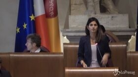 Emergenza rifiuti a Roma, Raggi: “Ama resterà pubblica”