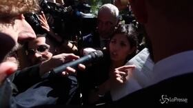 Rifiuti, Raggi sotto assedio dei giornalisti mentre la folla urla “Dimissioni”