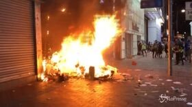 Hong Kong, altra notte di scontri tra polizia e manifestanti