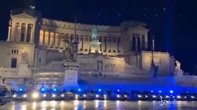 Tragedia Trieste, a Roma volanti a sirene spiegate all’Altare della Patria