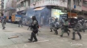 Pioggia e gas lacrimogeni non fermano i manifestanti, in migliaia ancora in piazza ad Hong Kong