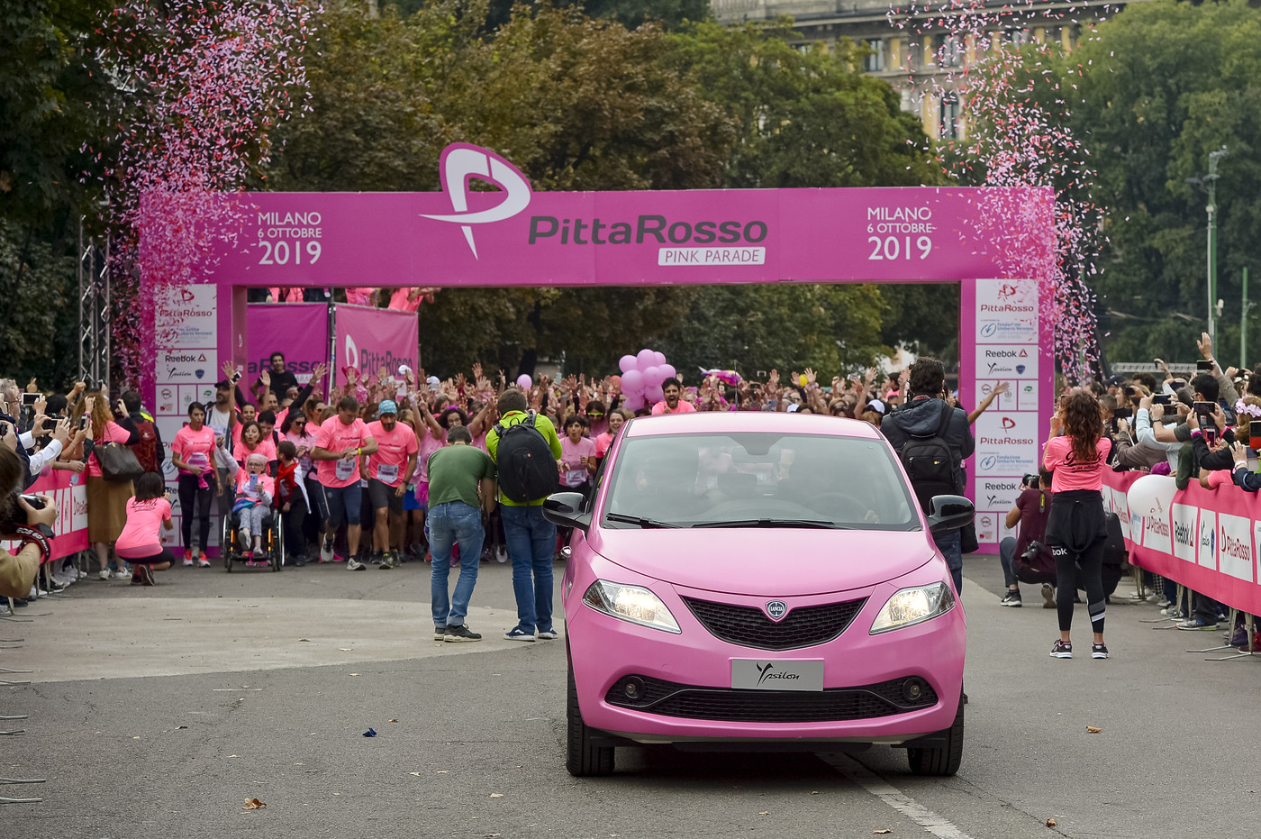 Milano, la marea rosa Pittarosso Pink Parade: 5km per la prevenzione femminile