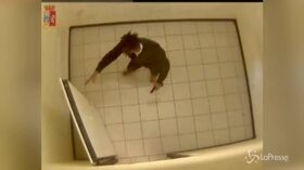 Trieste, il video della sparatoria in Questura