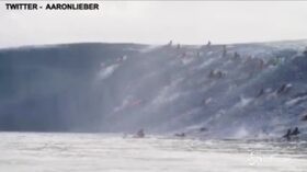 Tahiti, decine di surfisti tentano di cavalcare un’onda gigantesca