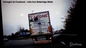 Gran Bretagna: immigrato nascosto su tir prova a sfondare il portellone per cercare la libertà