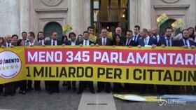 Taglio parlamentari, flash mob a Montecitorio del M5s