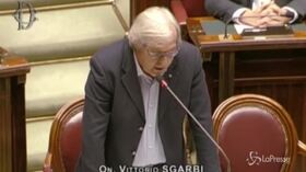 Taglio deputati e senatori: furia Sgarbi alla Camera: “Stupro al Parlamento”