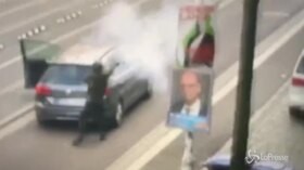 Sparatoria Halle, le immagini di uno degli attentatori in azione