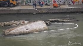 Roma, al via la rimozione del barcone sul Tevere