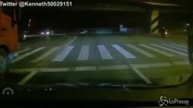 Cina, crolla un cavalcavia: il collasso ripreso in diretta