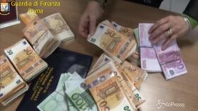 Fiumicino, in fuga con quasi 3 milioni di euro in contanti non dichiarati: fermati tre cinesi