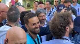 Napoli, Fico arriva a “Italia 5 Stelle”: abbracci e selfie tra i sostenitori