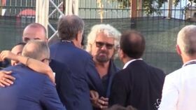 Italia 5 Stelle, Grillo arriva e s’intrattiene con Bonafede