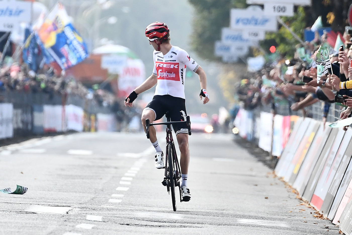Mollema trionfa al Giro di Lombardia. Nibali cede nel finale