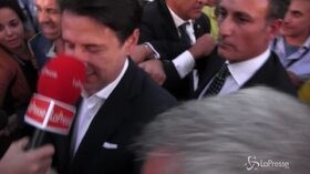 Gelato in faccia a Conte alla festa dei Cinque Stelle