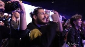 Italia 5 Stelle, manifestanti pro curdi irrompono nell’arena flegrea: “Basta armi alal Turchia”