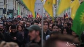 In migliaia a Torino per i curdi, ex combattente italiano: “Sanzioni alla Turchia, servono fatti”