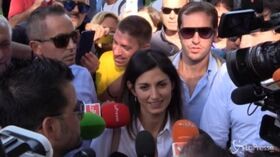Italia 5 Stelle, rissa per Virginia Raggi. Insulti alla “Iena” Filippo Roma