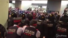 Condanna leader separatisti, scontri all’aeroporto di Barcellona