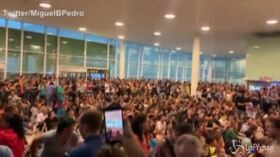 Condanne leader catalani, manifestanti in aeroporto a Barcellona cantano ‘Bella Ciao’