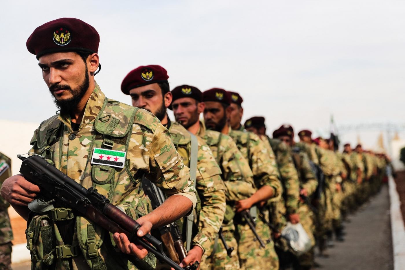 Le truppe di Damasco al fianco dei curdi. Alle frontiere si ammassando i civili in fuga dalla guerra
