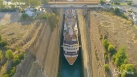 Nave da crociera nello stretto di Corinto, la manovra sembra impossibile