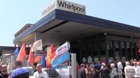 Whirlpool, lo stabilimento Napoli chiude il primo novembre