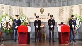 Trieste, migliaia di persone alla camera ardente per poliziotti uccisi