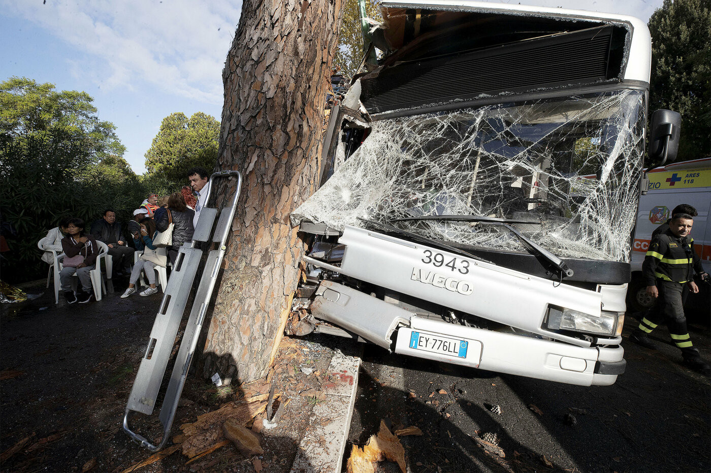 Autobus di linea si schianta contro un albero. Decine di feriti sulla Cassia a Roma
