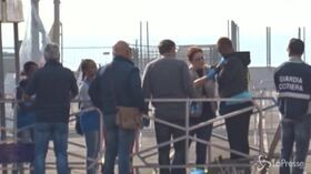 Migranti, le immagini dello sbarco della Ocean Viking a Taranto