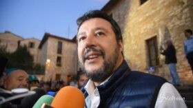 Salvini scherza: “La colica renale? Colpa di Renzi”