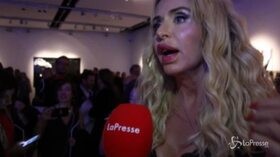 Inaugura la mostra di Luna Berlusconi: ci sono anche Valeria Marini, Omar Pedrini e il governatore Fontana