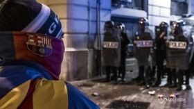 Un’altra notte di scontri a Barcellona, un’ottantina i feriti